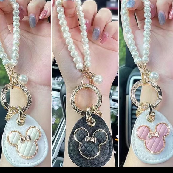 NWT Faux Pearl Beaded Bracelet Keychain Minnie Mouse Ears Pattern Leather - Picture 5 of 5
